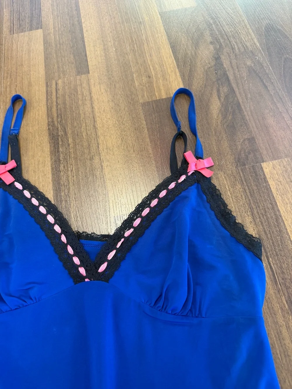 Vintage La Senza Lace-Trim Chemise with Pink Accent - Picture 3 of 5